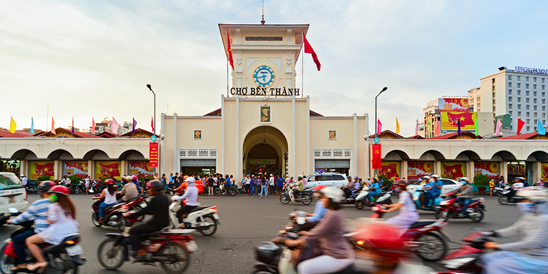 Chợ Bến Thành là điểm đến không thể bỏ qua khi tới Sài Gòn.