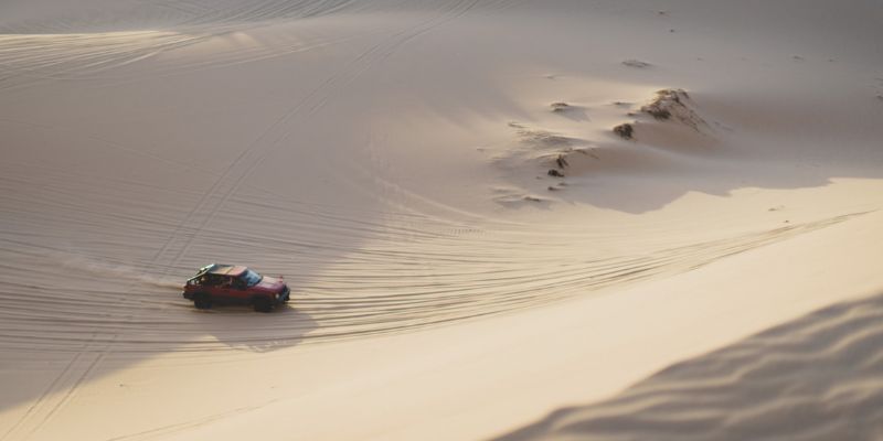 Đi xe Jeep vượt qua những đồi cát với tốc độ cao là trải nghiệm thích thú