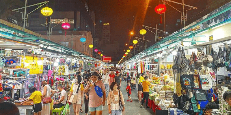 Chợ đêm Nha Trang nhộn nhịp với nhiều mặt hàng đa dạng để du khách mua sắm