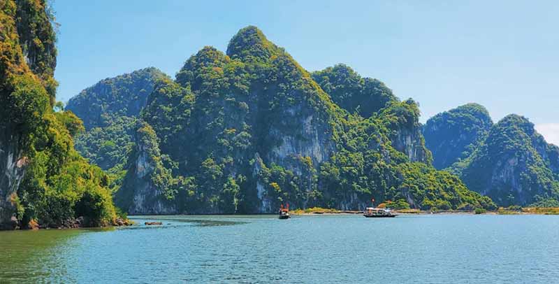 Phong cảnh vịnh Hạ Long biếc xanh vào mùa Hè