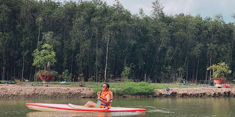 Hoạt động chèo thuyền kayak trên sông thu hút du khách