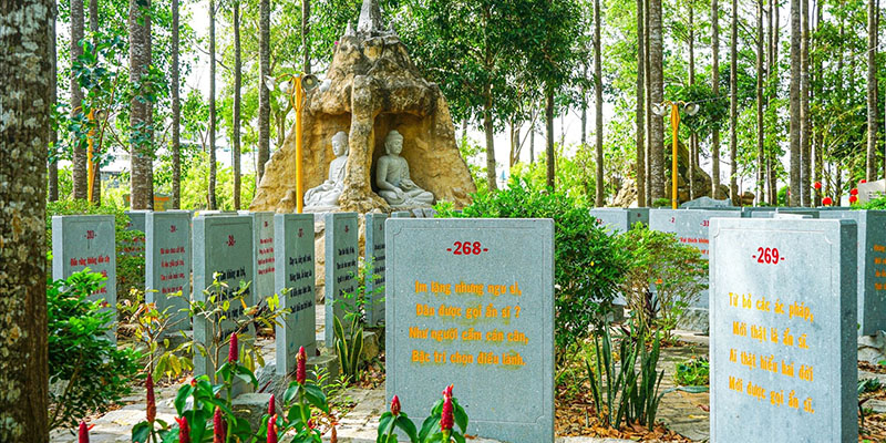 Các bia đá khắc kinh Phật dựng dọc lối đi thăm vườn