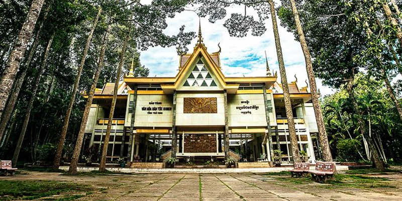 Bảo tàng Văn hóa dân tộc Khmer được xây dựng kết hợp giữa phong cách Khmer truyền thống và hiện đại.