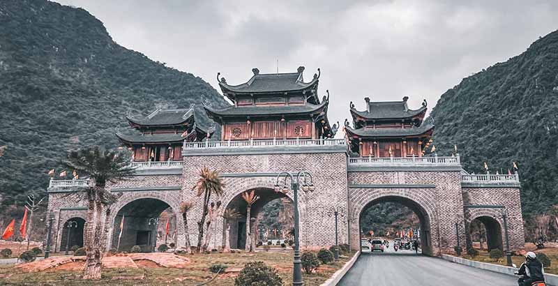 Cổng Tam Quan ngoại - nơi đón tiếp quý Phật tử ghé thăm