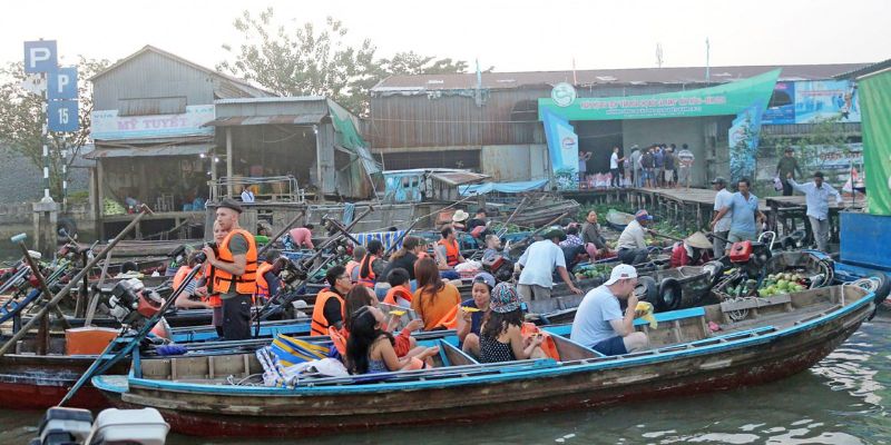 Bạn có thể đặt tour, thuê tàu tại bến Ninh Kiều.