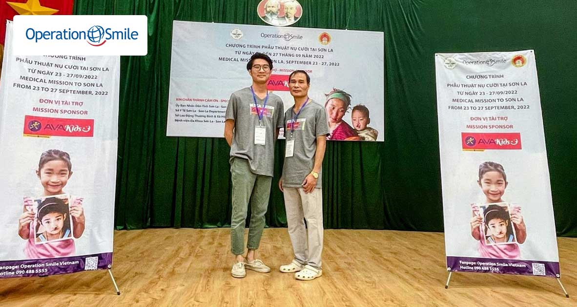 Bác sĩ Bạch Minh Tiến và con trai - Bạch Minh Quang trong vai trò tình nguyện viên