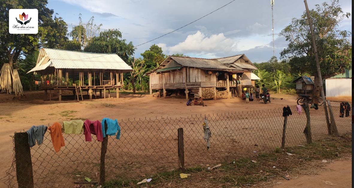 Những mái nhà tạm bợ và xiêu vẹo của các hộ dân nghèo tại huyện Đakrông, tỉnh Quảng Trị - 1