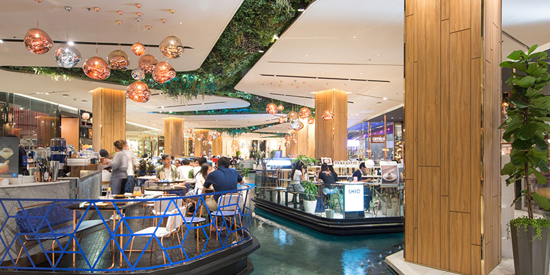 Không chỉ khu shopping, các trung tâm mua sắm còn có khu ăn uống để du khách thưởng thức ẩm thực nước bạn.