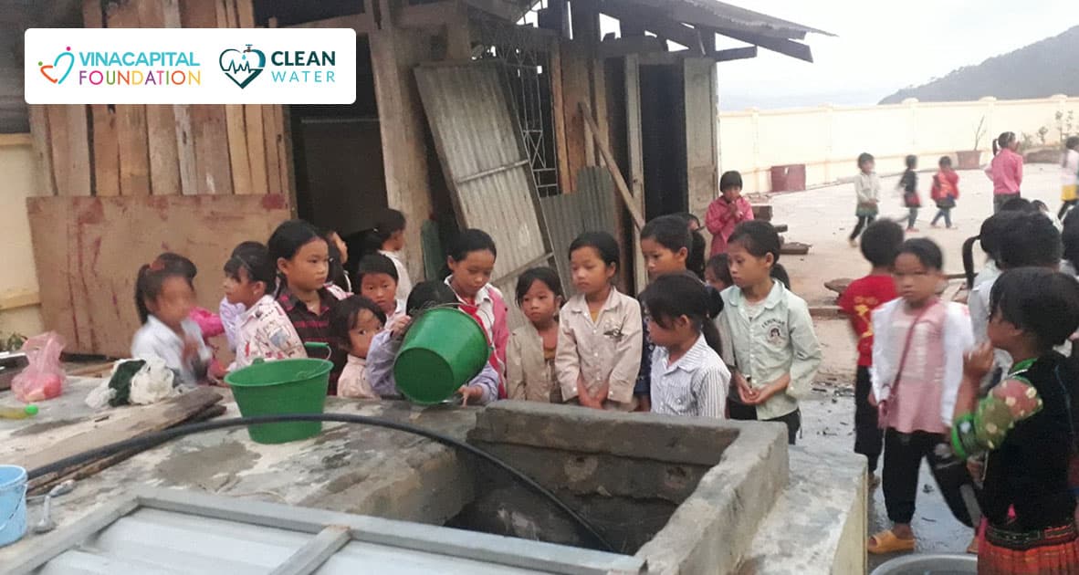 Cùng VinaCapital Foundation gây quỹ hỗ trợ chi phí lắp đặt giếng khoan và hệ thống bơm cung cấp nước giúp các em học sinh dân tộc thiểu số tiếp cận với nước sạch.