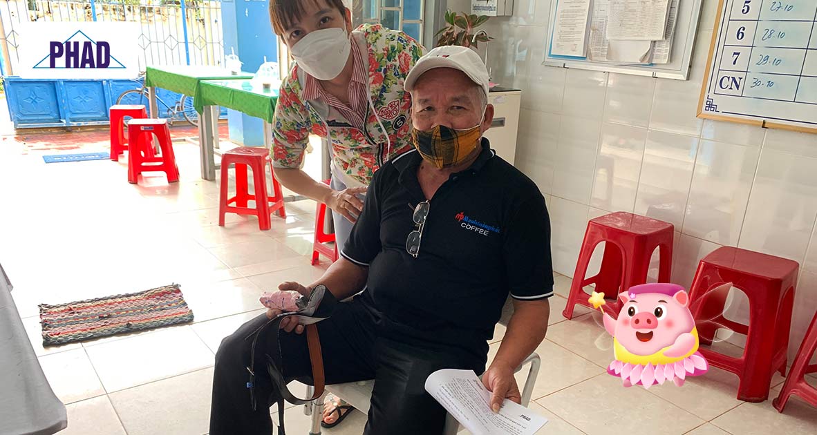 Phát dụng cụ trợ giúp cho NKT tại Hoài Nhơn - Bình Định
