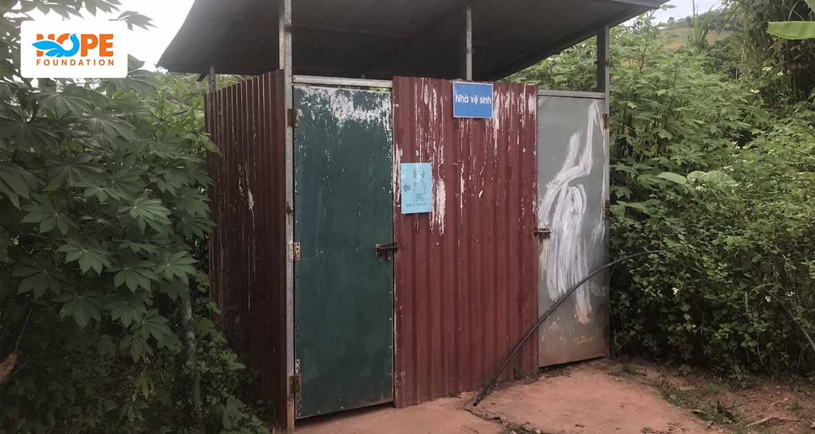 Nhà vệ sinh tại điểm trường Nậm Mì 1 cho hơn 300 học sinh - 2