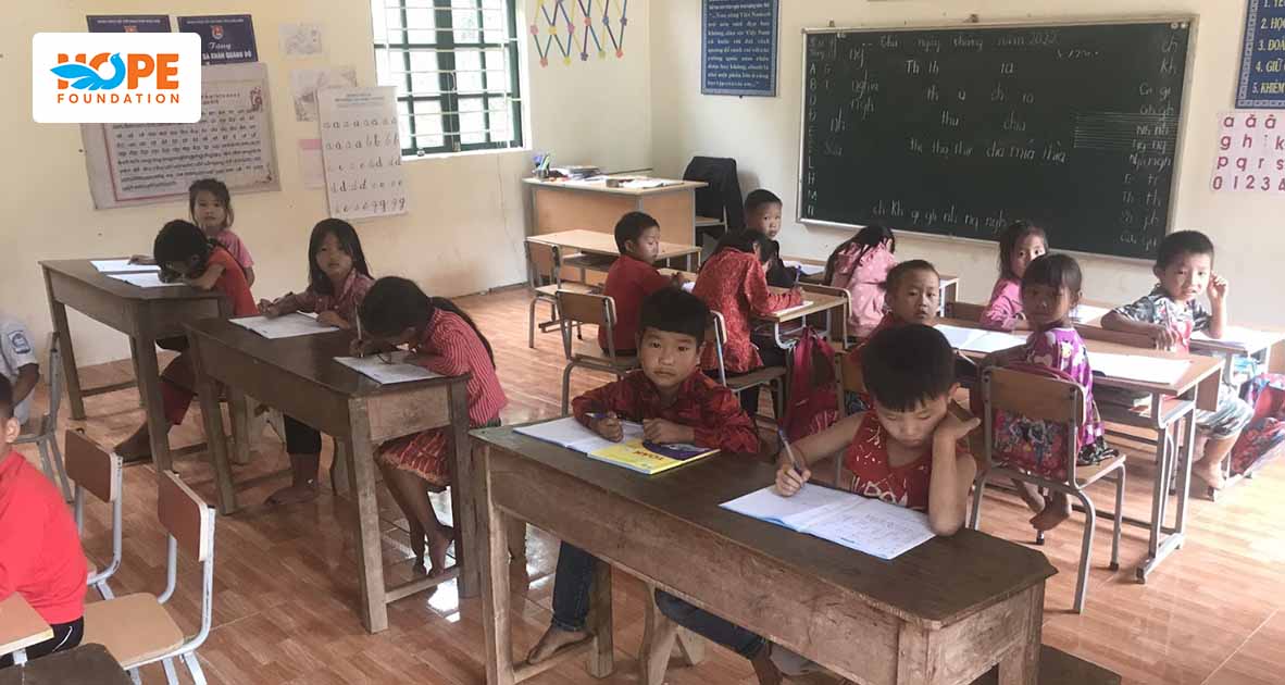 Học sinh tại trường Huổi Thanh 1, Trường Tiểu học Nậm Kè phải ngồi ghép lớp