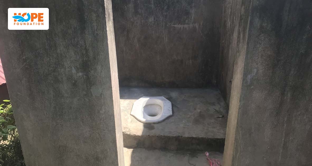 Nhà vệ sinh tại điểm trường Nậm Mì 1 cho hơn 300 học sinh - 2