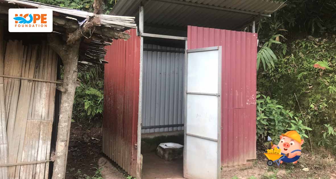 Nhà vệ sinh tại điểm trường Nậm Mì 1 cho hơn 300 học sinh