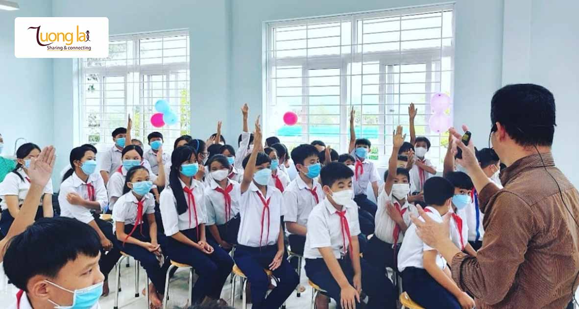 Chung tay tặng 20 suất học bổng và tập huấn kỹ năng sống cho học sinh tại trường THCS Phước Thể, Tuy Phong, Bình Thuận
