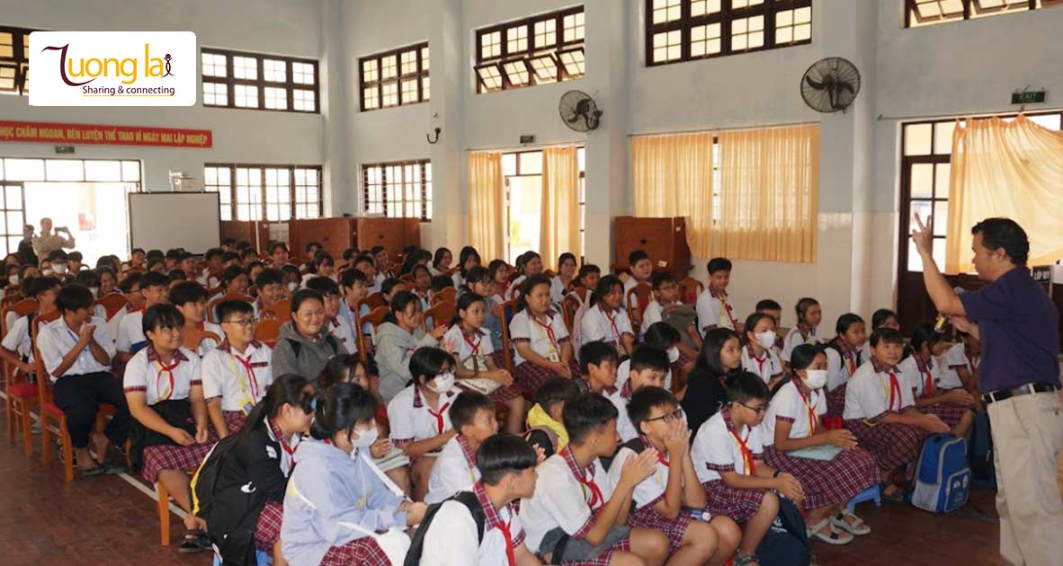 Tặng học bổng và truyền thông kỹ năng phòng chống xâm hại, bạo lực cho học sinh có hoàn cảnh khó khăn tại trường THCS thị trấn Thạnh Phú, huyện Thạnh Phú, tỉnh Bến Tre