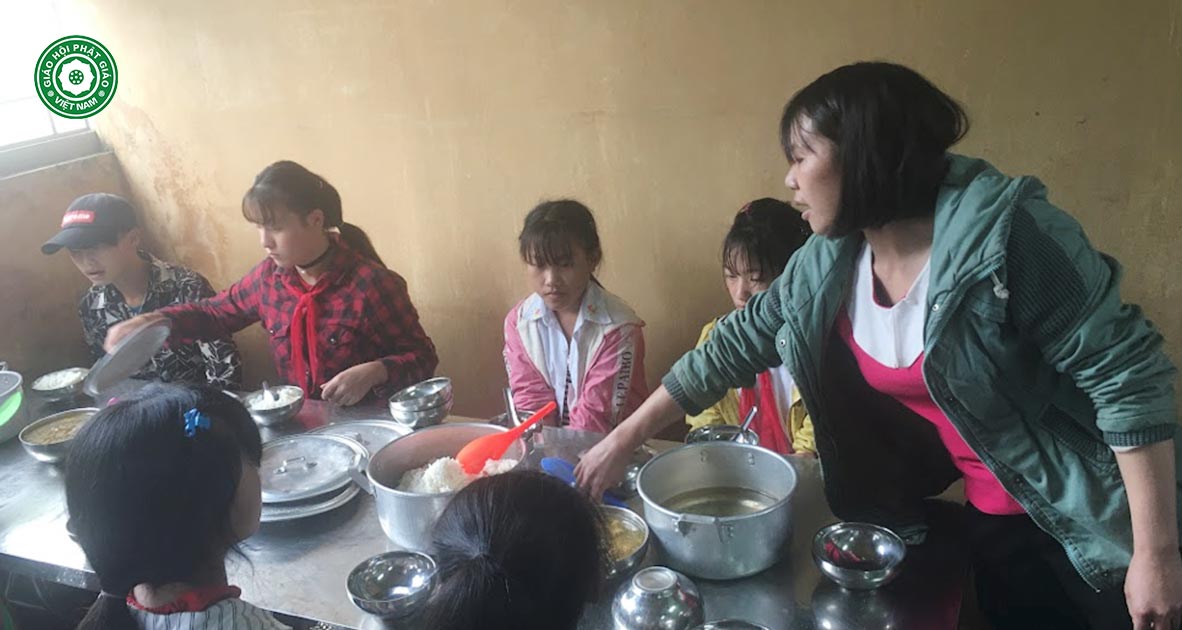 Bữa cơm của các em học sinh trường Làng Mô