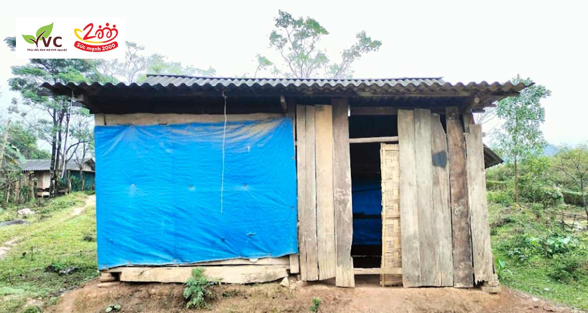  Ngôi nhà tạm bợ trải qua nhiều mưa nắng cùng gia đình em Hồ Thị Yến - 1