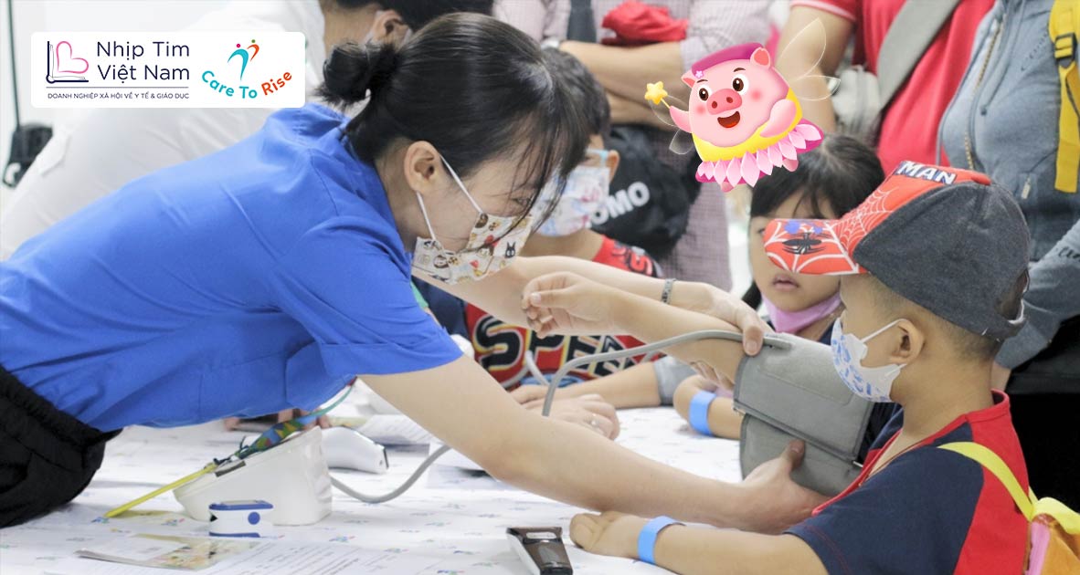 Cùng chương trình Yêu thương Nâng bước góp Heo Vàng hỗ trợ chi phí khám và điều trị cho trẻ mồ côi và trẻ em khó khăn bị ảnh hưởng bởi đại dịch tại huyện Bình Chánh