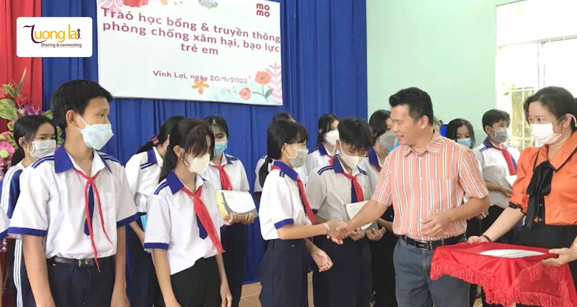 Tặng học bổng và truyền thông kỹ năng phòng chống xâm hại, bạo lực cho các em học sinh có hoàn cảnh đặc biệt tại xã Phú Thuận, huyện Phú Tân, tỉnh Cà Mau