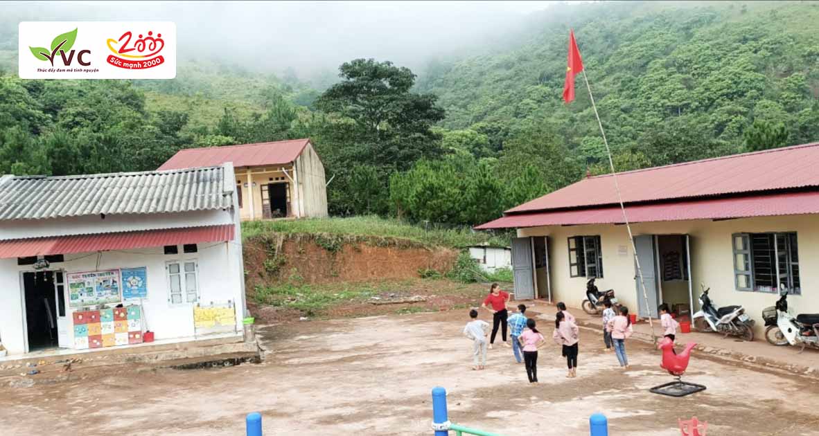 Điểm trường Khau Kheo có 2 phòng cấp 4 kiên cố, mỗi phòng rộng khoảng 42m2, nhưng do điều kiện khí hậu khắc nghiệt của vùng cao, mà lớp học đã có vết nứt, vô cùng thiếu an toàn cho các em nhỏ đang theo học.