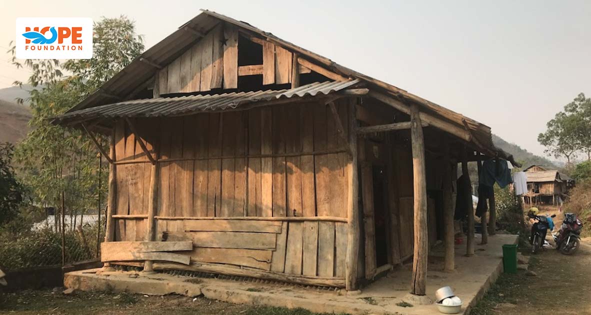 Căn nhà gỗ chắp vá tạm bợ của giáo viên tại điểm trường Nà Tấu - 1