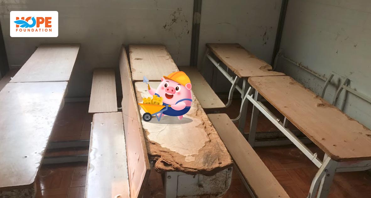 Bàn ghế trong phòng học tại điểm trường Nà Tấu đã hư hỏng nặng nề