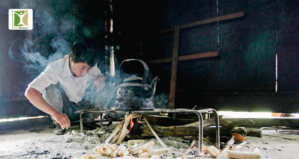 Bếp truyền thống của người H’Mông cần dùng nhiều củi và tạo nhiều khói bụi