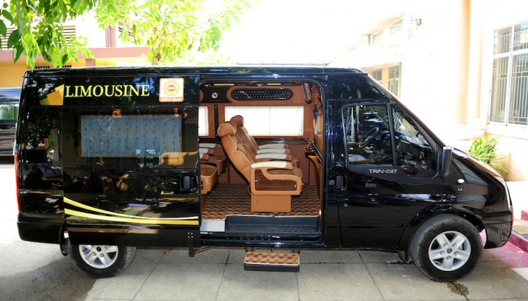 Dòng xe VIP Limousine 9 chỗ của Hoa Mai sẽ đem đến sự thoải mái nhất trong chuyến hành trình của bạn