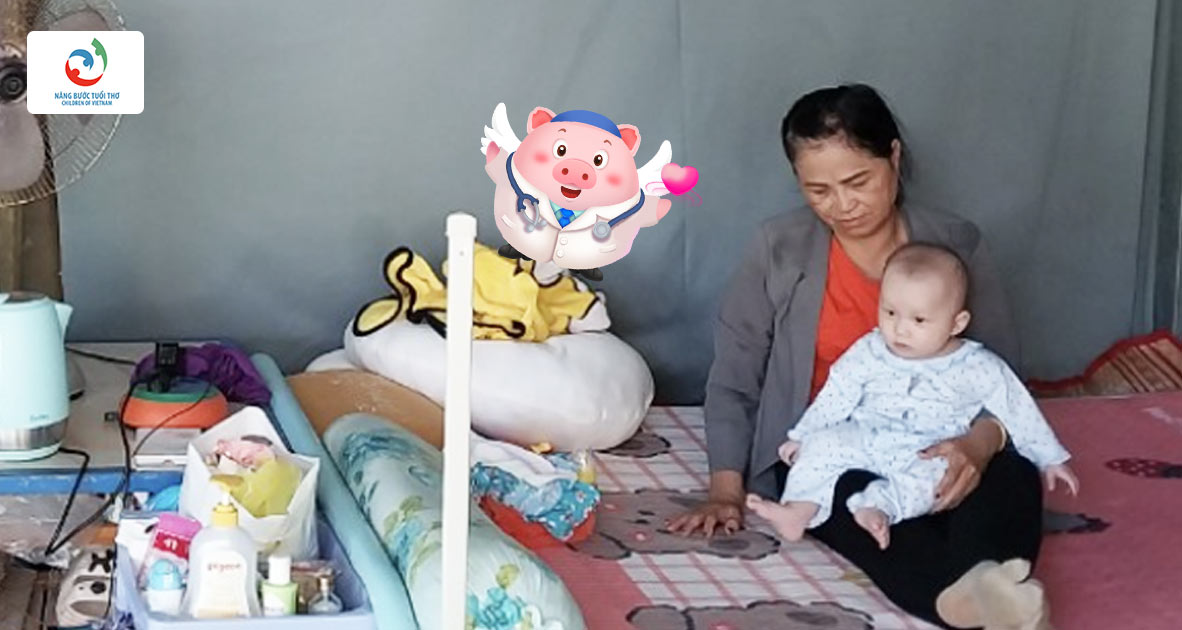 Bé Nguyễn Ngọc Ngân 04 tháng tuổi trong vòng tay bà