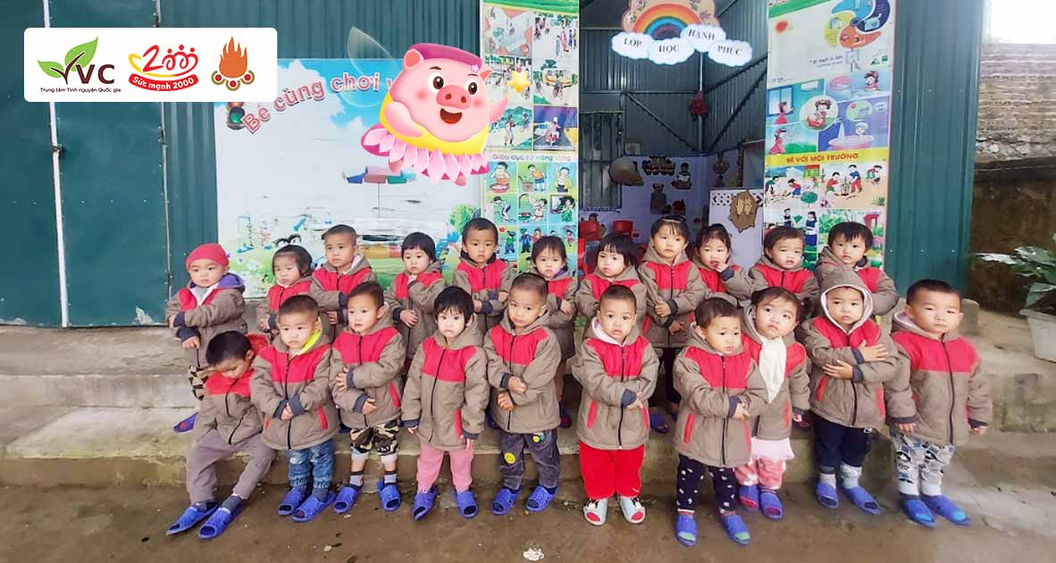 Các em học sinh nhỏ ở Điện Biên đã có được chiếc áo ấm trong mùa đông năm 2022 - 2