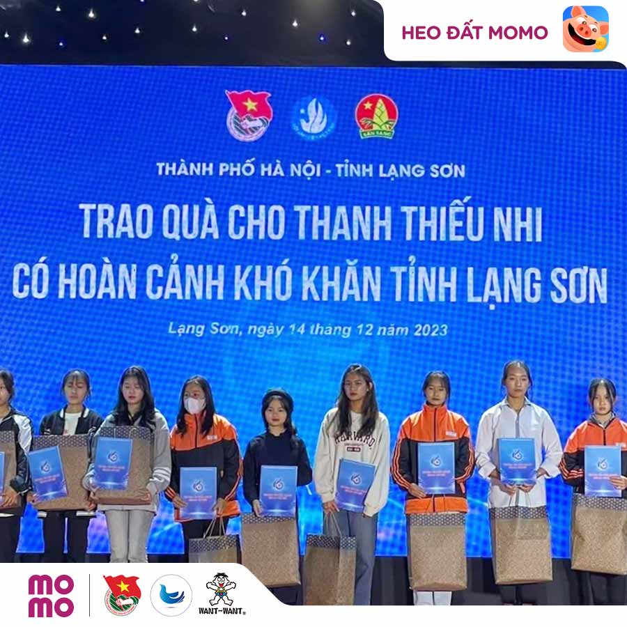 30 suất học bổng và xe đạp đã được trao cho các em sinh viên nghèo hiếu học tại Lạng Sơn