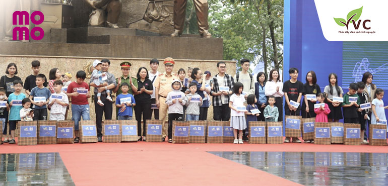 Trao quà tặng cho 30 thanh thiếu nhi trong vụ cháy chung cư mini phố Khương Hạ, Thanh Xuân, Hà Nội