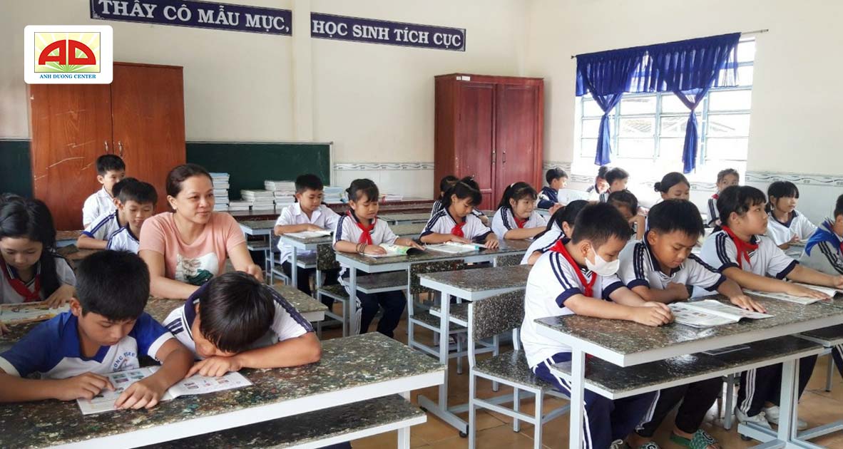 Hỗ trợ bàn ghế làm bằng nhựa tái chế cho 2 trường tiểu học vùng sâu vùng xa tại Hậu Giang giúp 998 em học sinh có bàn ghế mới (Đợt 2)