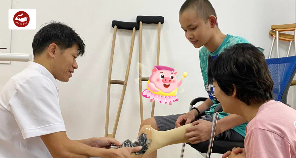 Góp Heo Vàng mang 1.200 suất ăn và 04 tay chân giả cho trẻ ung thư tại Bệnh viện Nhi đồng Hồ Chí Minh cùng Bếp Sẻ Chia