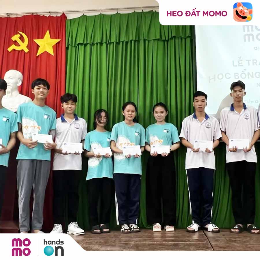 70 em học sinh nghèo hiếu học tại Tiền Giang được trao học bổng