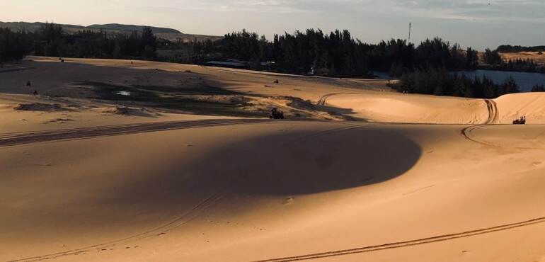 Trải nghiệm du lịch Bàu Trắng Mũi Né: Tận hưởng gió biển tại đồi cát trắng đẹp nhất Phan Thiết
