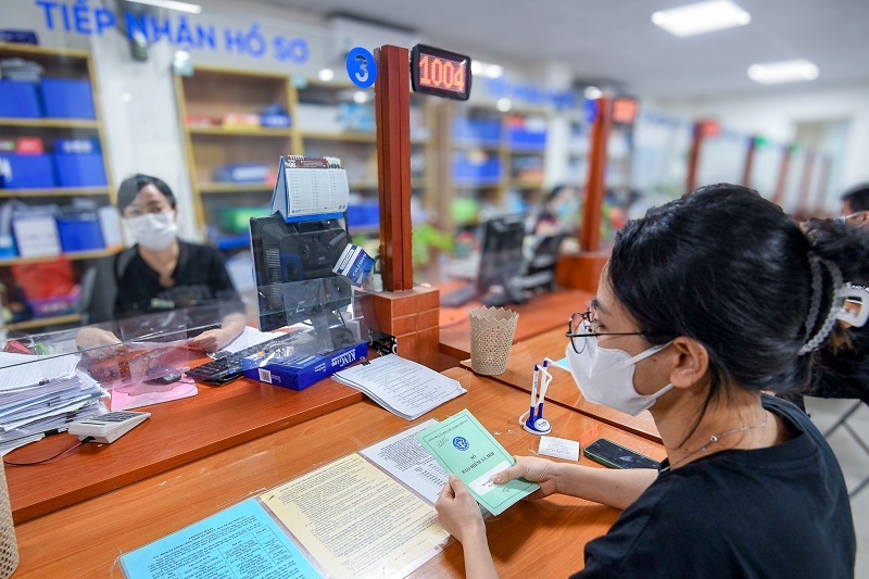 Nộp hồ sơ hoàn tiền BHYT trực tiếp tại cơ quan BHXH (Ảnh: BHXH)