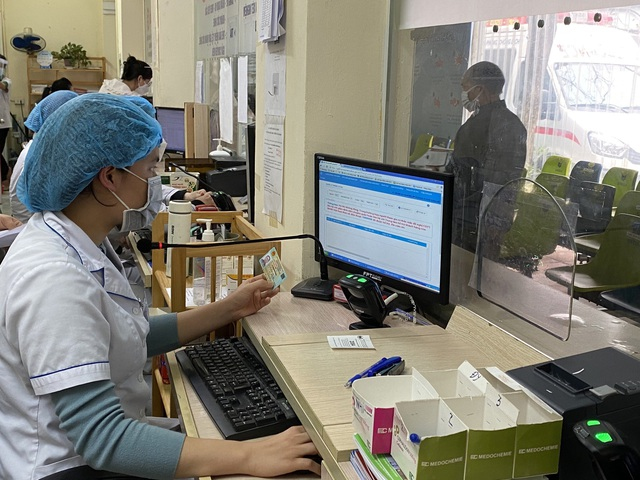 Khám chữa bệnh trong thời gian chờ cấp lại thẻ BHYT