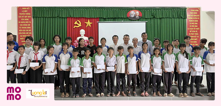 30 học bổng và kiến thức tự bảo vệ bản thân đã đến với gần 300 học sinh tại Vĩnh Long