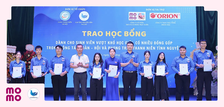 Trao 30 suất học bổng dành tặng cho các học sinh, sinh viên nghèo vượt khó học giỏi tại Hà Nội