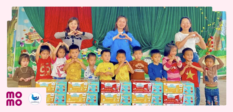 Trao tặng 75.000 ly sữa cho các em học sinh nghèo tại Hà Nội