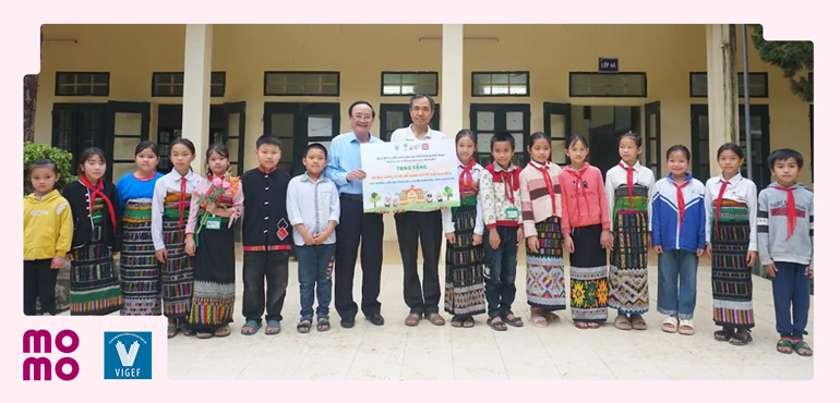 Trao tặng máy tính và loa cho học sinh Trường Tiểu học Sơn Điện I, Thanh Hóa