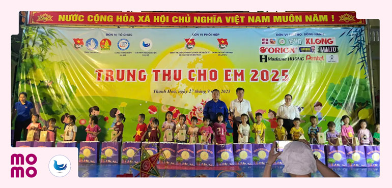 Trao 400 phần quà Tết Trung Thu cho các em tại Thanh Hóa