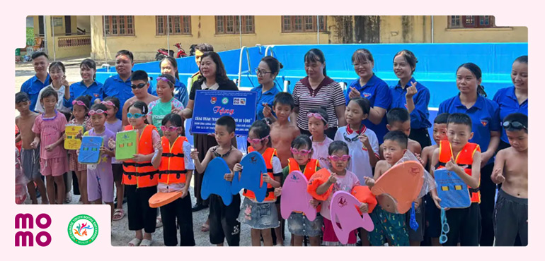 Trao bể bơi di động giúp giảm thiểu tai nạn đuối nước cho trẻ em