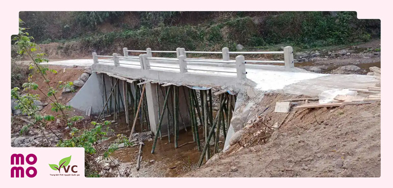 Xây cầu mới giúp bà con bản Lọng Chuông đi lại an toàn hơn