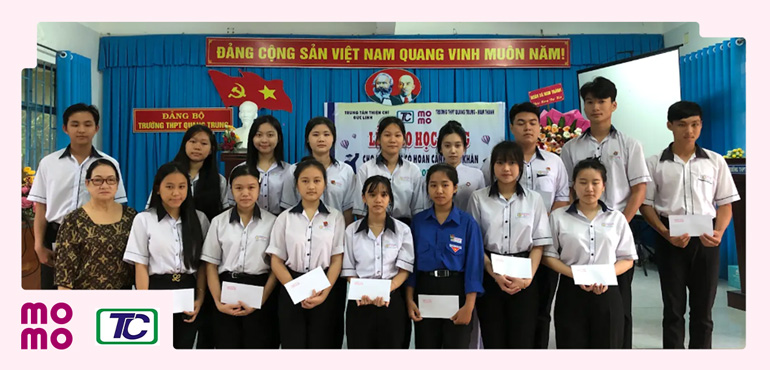 Thành công trao tặng 143 suất học bổng cho học sinh khó khăn ở Bình Thuận