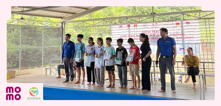 Hoàn thành tổ chức dạy bơi và kỹ năng phòng chống đuối nước cho trẻ em Tây Nguyên