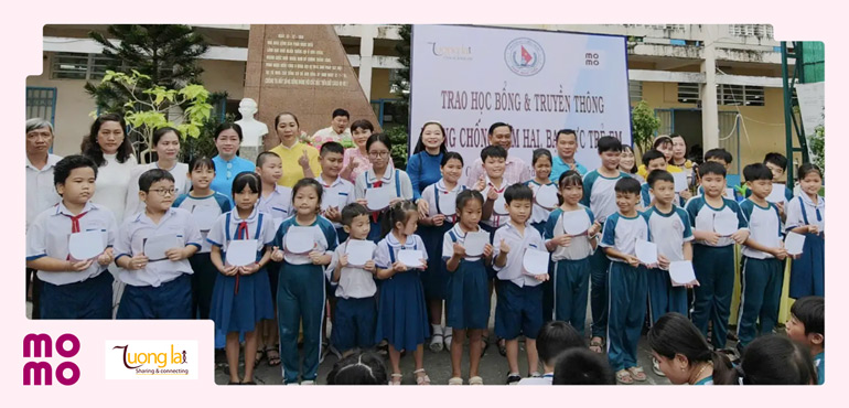 Trao 25 suất học bổng cho học sinh khó khăn tại trường tiểu học Phan Ngọc Hiển, Cà Mau