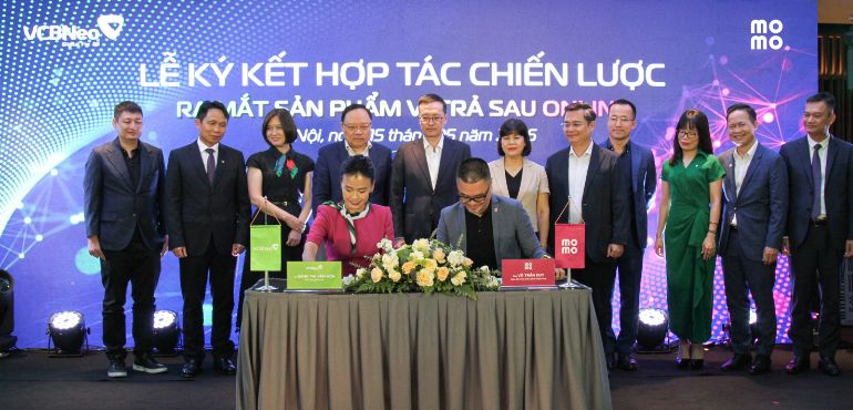 MoMo và VCBNeo thiết lập quan hệ đối tác chiến lược: Cộng hưởng sức mạnh công nghệ để bình dân hóa tài chính số